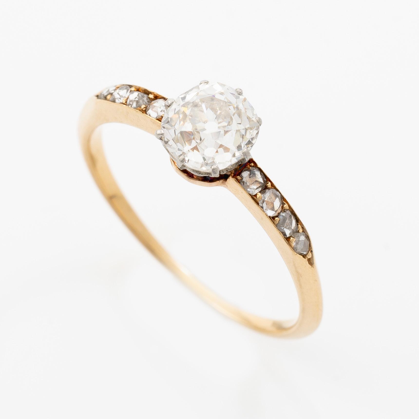 Ring in 18K gold and platinum with an old-cut diamond.
