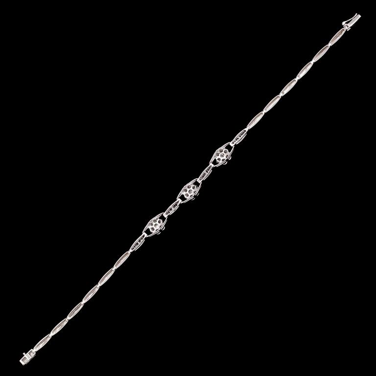 ARMBAND, 18 k vitguld, diamanter tot 0.92 ct.
