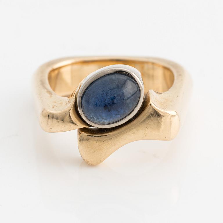 Ring, 18K guld med cabochonslipad safir, Rolf guldsmed, Uppsala,