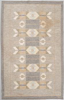 INGEGERD SILOW, a flatweave rug, signed IS, second half of the 20th century, 245 x 155 cm.