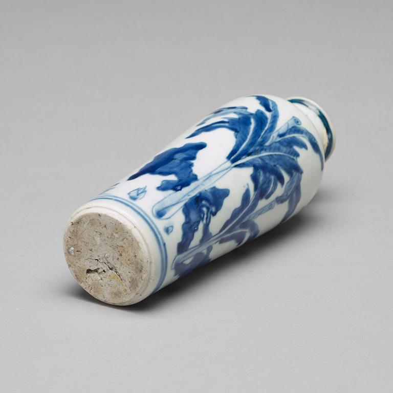 A blue and white Transitional vase, 17th Century.