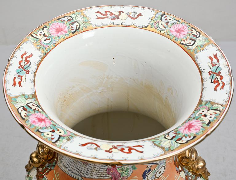 GOLVURNA, porslin, Kina, Kanton, 1900-tal.