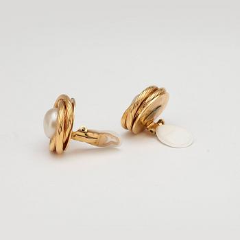 CHANEL, a pair of decorative pearl earclips.