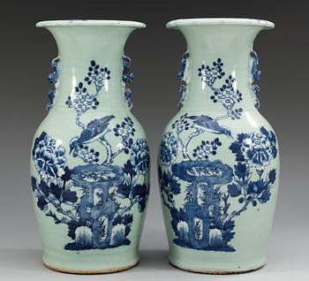 159. GOLVURNOR, ett par, porslin. Qing dynastin 1800-tal.