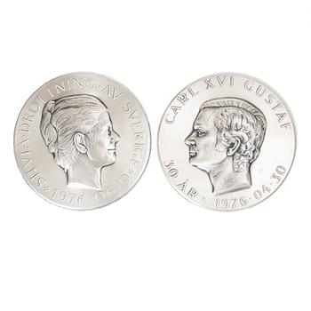 Reliefer, ett par, silver 999/1000, numrerade 456 resp 457/3000, Lagerströms Silver AB, Norrtälje 1976.