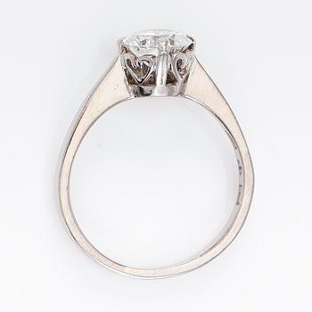 RING, 18K vitguld, solitär briljantslipad diamant ca 1.55 ct, svenska stämplar Stockholm 1960.