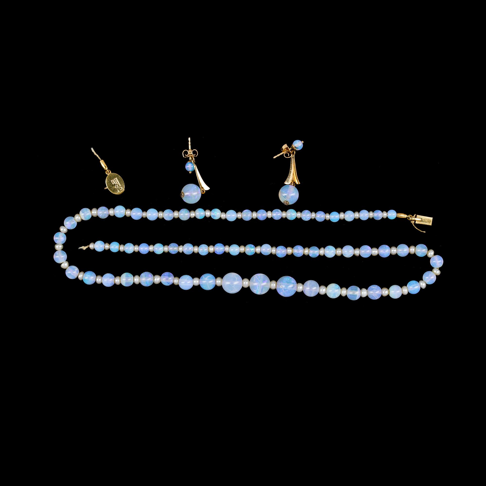 COLLIER samt ÖRHÄNGEN, vattenopaler och orientaliska pärlor med lås i 18k guld.