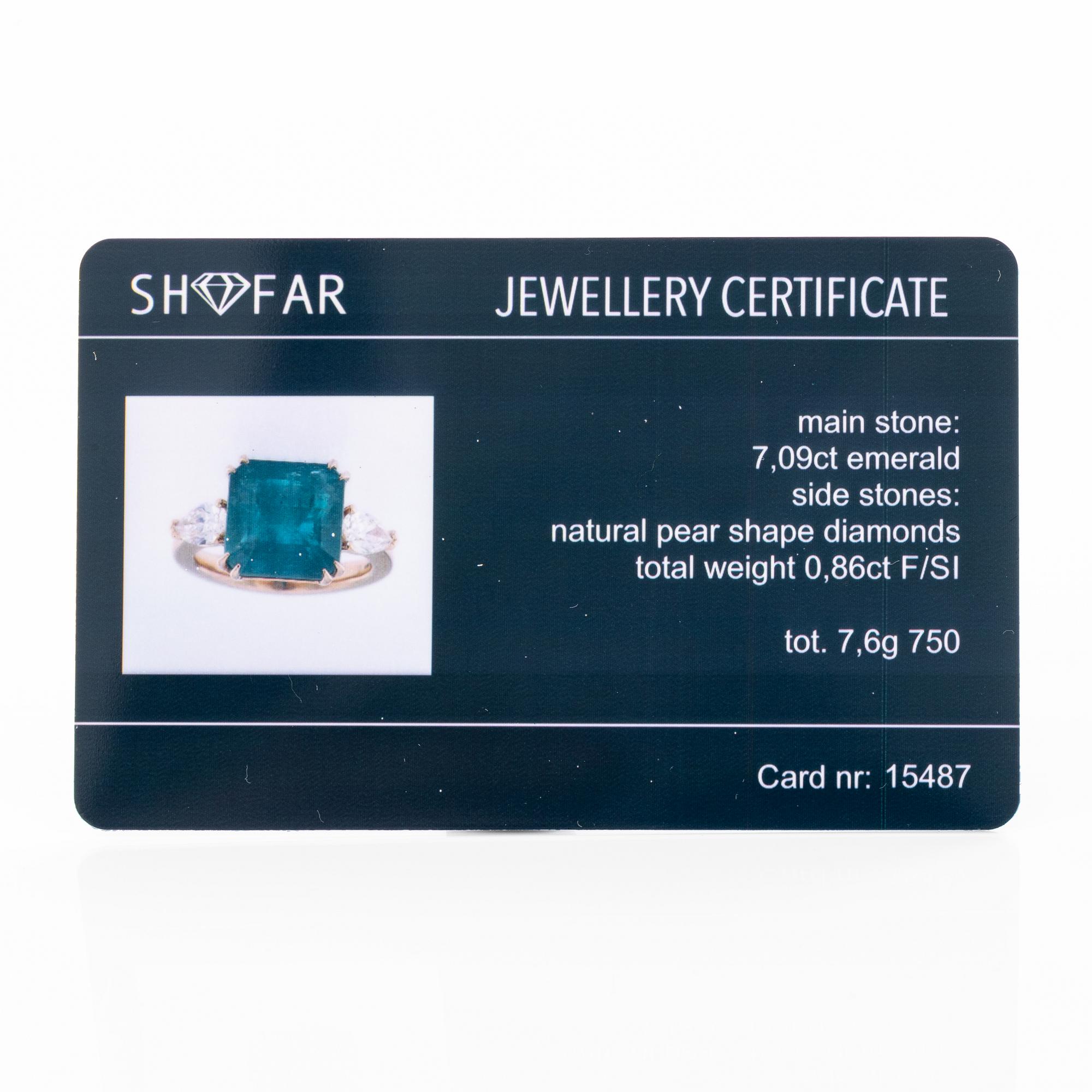 Ring in 18K gold with emerald and pear-shaped diamonds.
