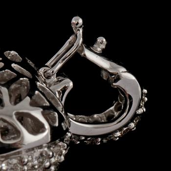 HÄNGE, 18k vitguld med 100 briljantslipade diamanter, totalt 1.73 ct. Vikt 5 g.