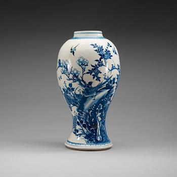 A large blue and white vase, Qing dynasty, Kangxi (1662-1722).