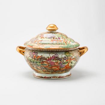 A porcelain tureen, second half of 20th century.