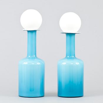 VAS/FLASKA, ett par snarlika. Glas, Holmegaard, etikettsmärkt.