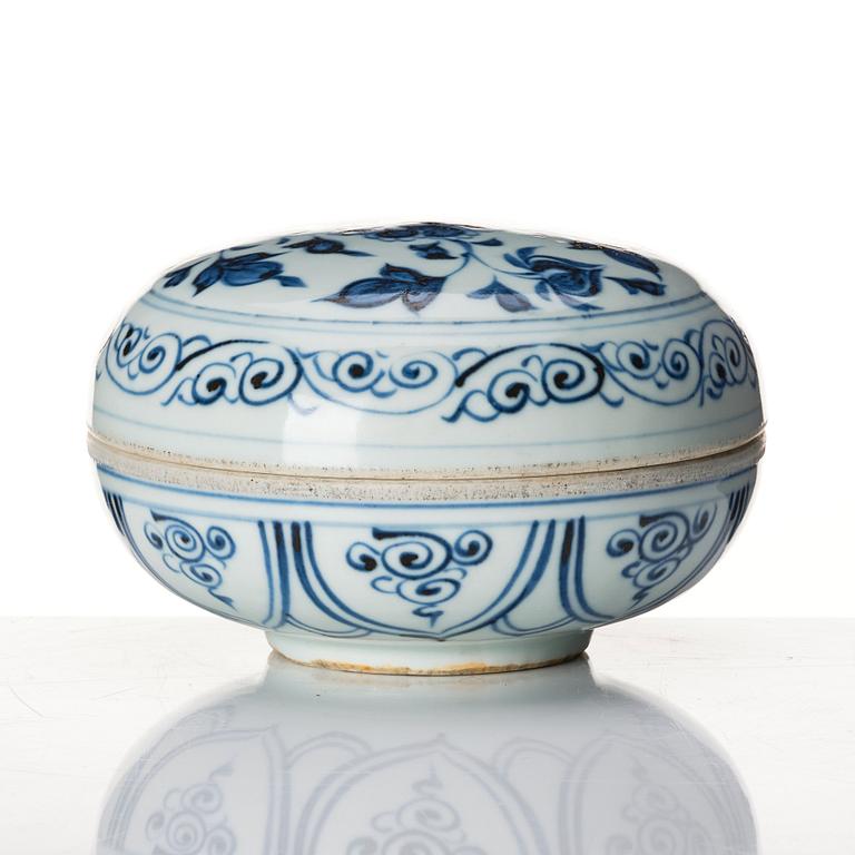 A blue and white ming style box with cover, Qing dynasty, Yongzheng (1723-35).