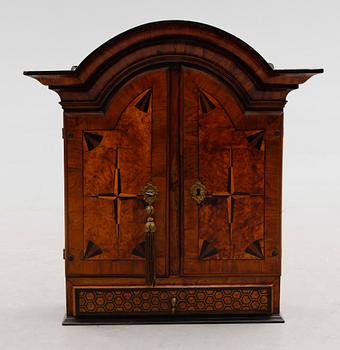 HÄNGSKÅP, 1700-tal.