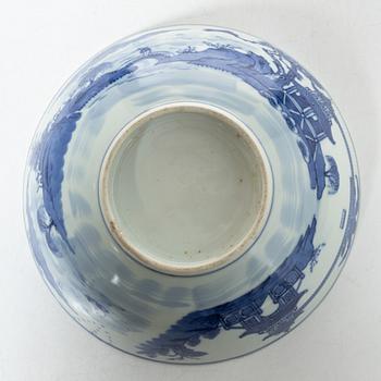A blue and white export porcelain bowl, China, Qing dynasty early 19th century.