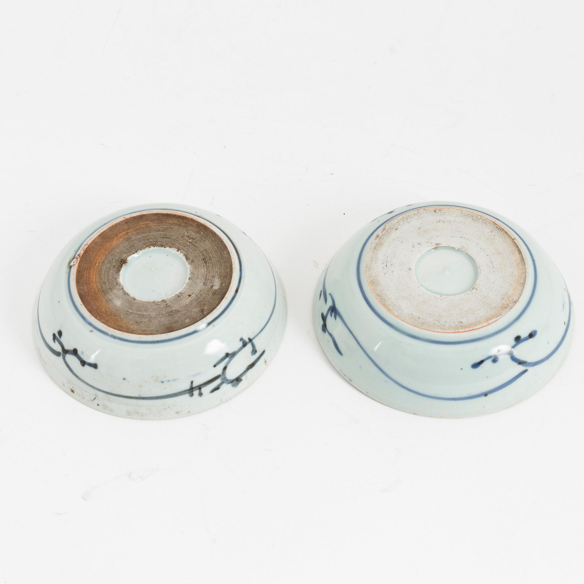 A set of 10 blue and white Japanese plates and 2 bowls, Meiji period (1868-1912).