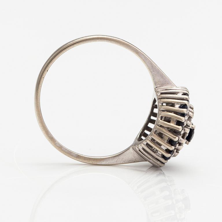 A 14K white gold ring with diamonds ca. 0.30 ct in total and sapphires. Tmi Hyvärinen M., Turku 1989.