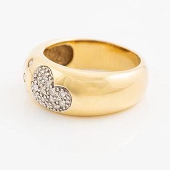 Ring in 18K gold set with round brilliant-cut diamonds.