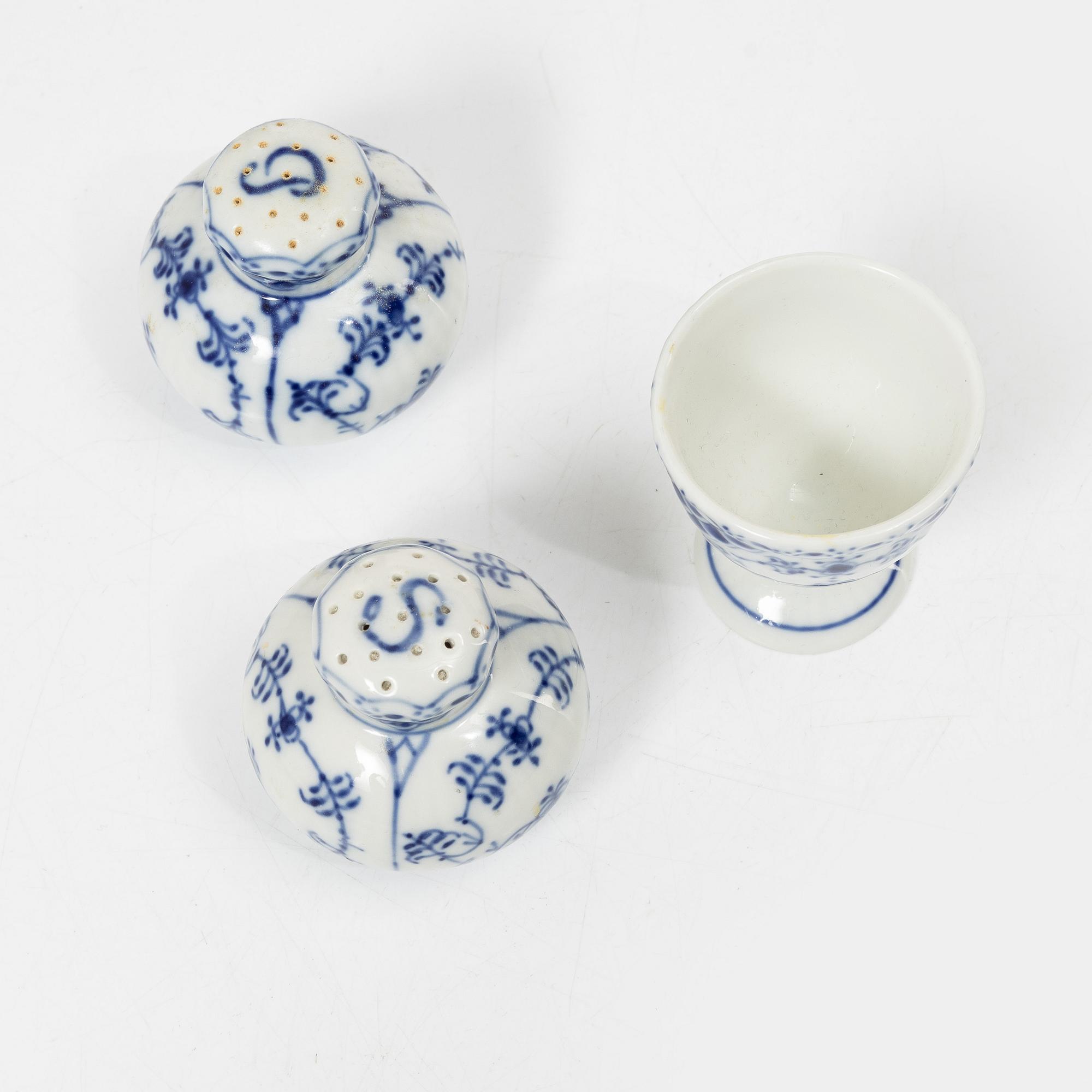 Royal Copenhagen, A 28-piece half lace porcelain servicem 'Blue Fluted', Denmark, 1960-68.