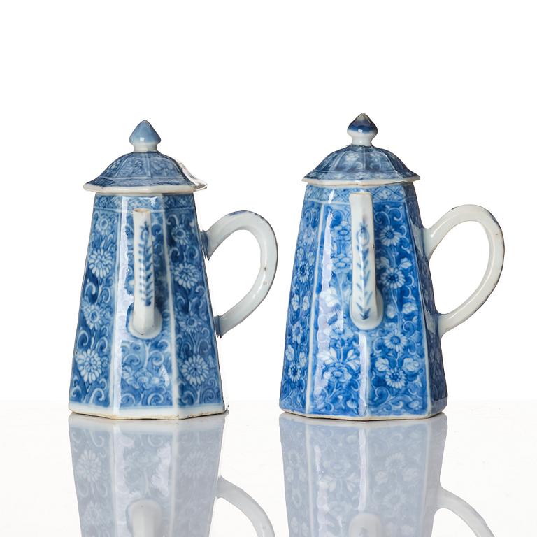 A pair of blue and white miniature porcelain pots with covers, Qing dynasty, Kangxi (1662-1722).