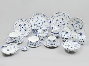 SERVISDELAR, 80 st, porslin, "Musselmalet", Royal Copenhagen, 1900-talets andra hälft.