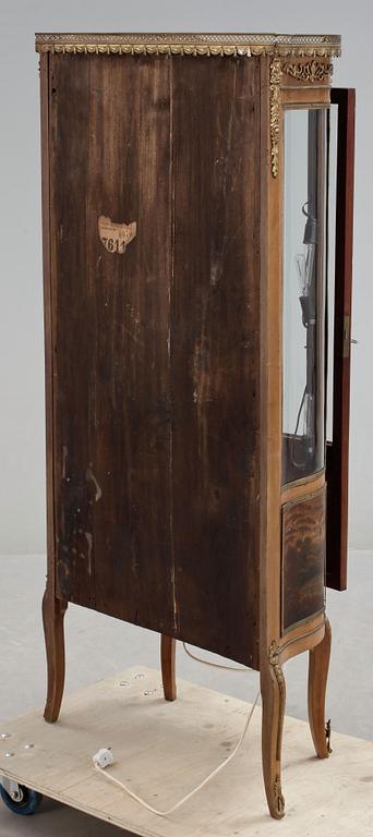 VITRINSKÅP, Louis XV-stil, 1900-talets första hälft.