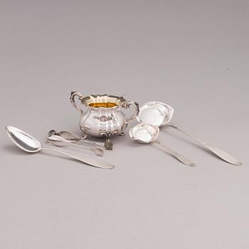 A silver sugar bowl and four pieces of serving cutlery, Wyborg 1885, Turku 1937 and Hämeenlinna 1963.