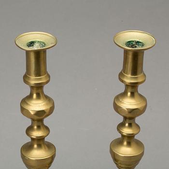 LJUSSTAKAR, ett par, mässing, England, 1900-talets andra hälft.