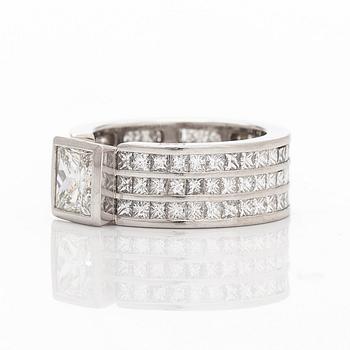Sormus, platinaa ja princess-hiottuja timantteja yhteensä noin 4.21 ct.