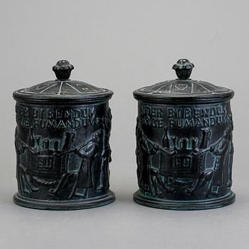 TOBAKSBURKAR, ett par, gjutjärn, 1900-talets mitt.