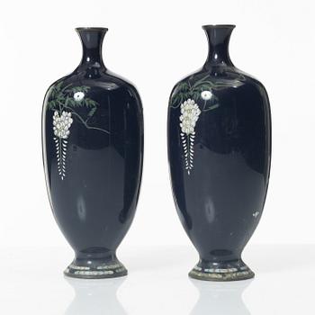 Vaser ett par, cloisonné, Japan, Meiji (1868-1912).