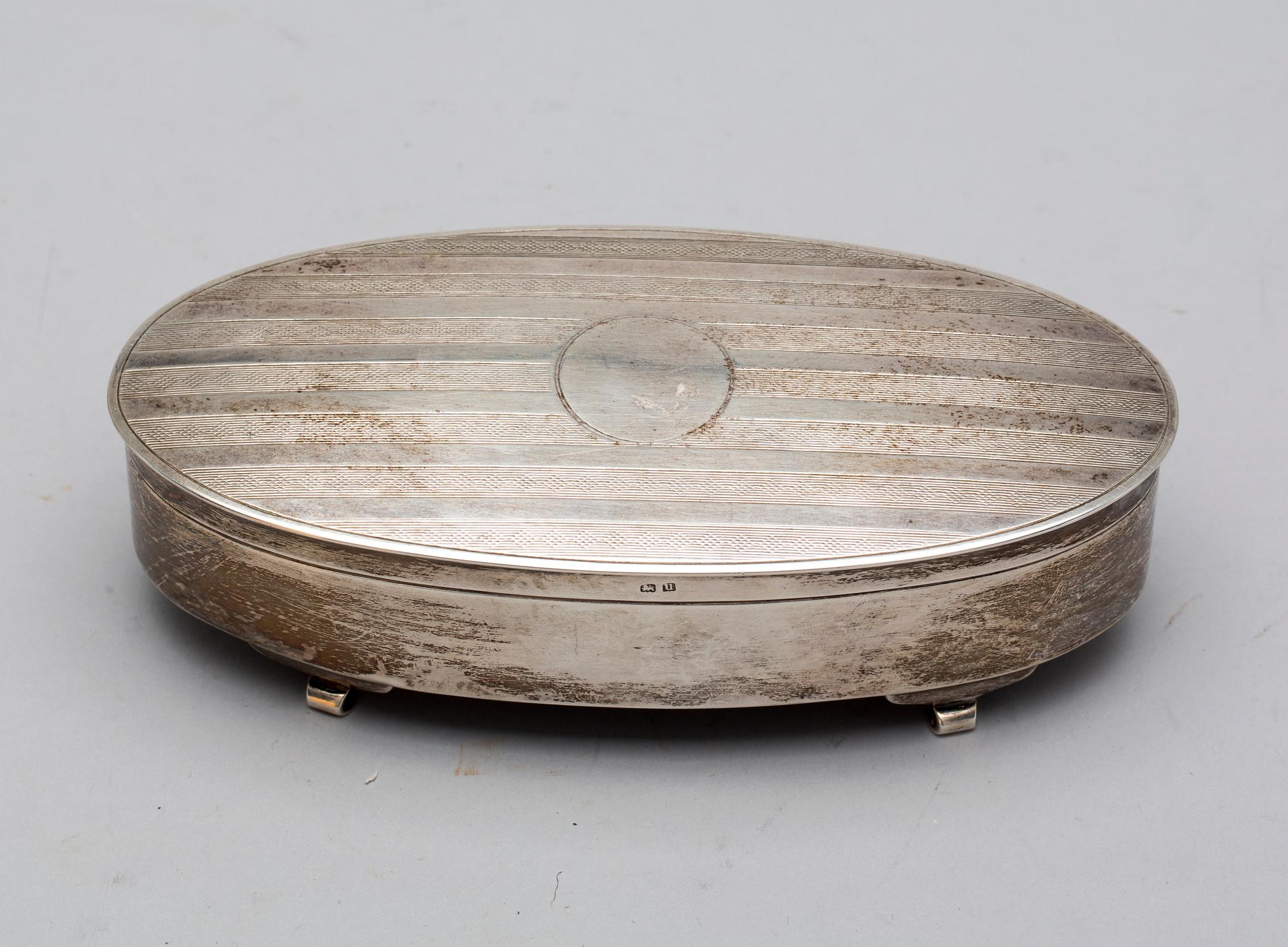 SMYCKESKRIN, silver, troligen S G Jacobs, Birmingham, England. 1919. Vikt 380 gram.