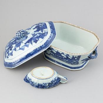 A blue and white tureen with cover, a sauce boat and two dinner plates, Qing dynasty, Qianlong (1736-95).