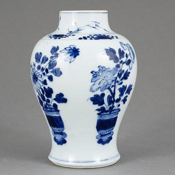 VAS, porslin. Kina, Kangxi (1662-1722).