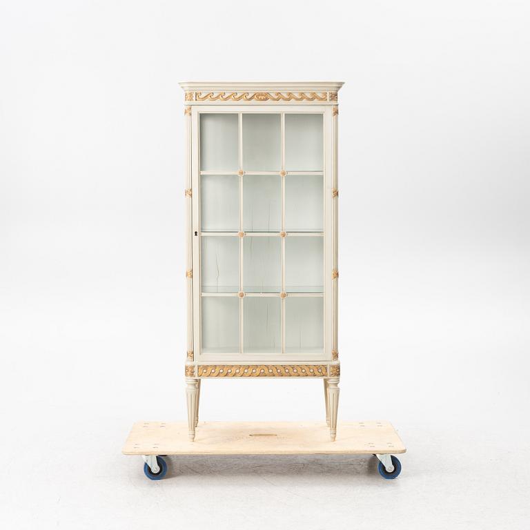 Vitrinskåp, sengustaviansk stil, 1900-tal.