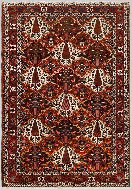 A semi-antique Baktiari rug, ca 217 x 152 cm.