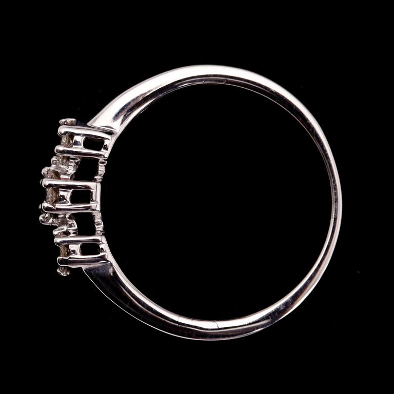 RING, 18 k vitguld, briljantslipade diamanter totalt 0.30 ct.  Total vikt ca 3,3 gram.