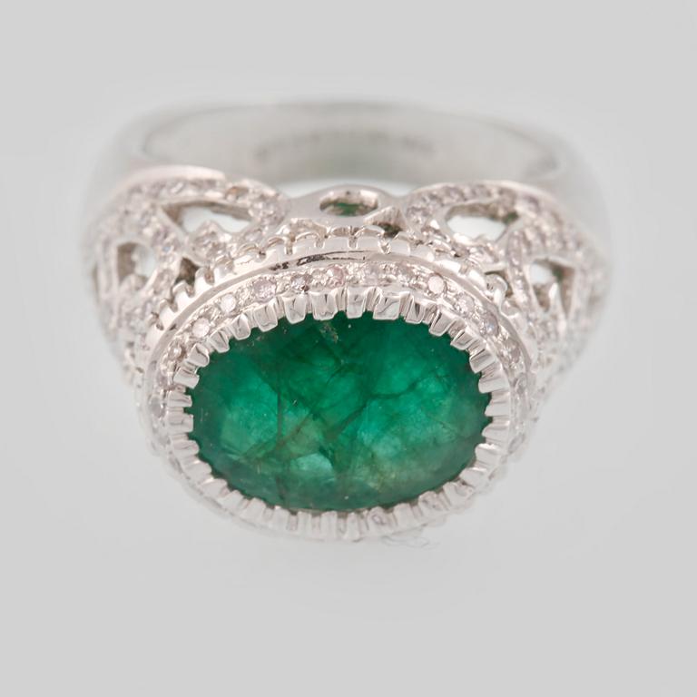 RING, 14K vitguld med ovalslipad smaragd 4.00 ct samt åttkantslipade diamanter 0.55 ct. Vikt 11,6 gram.