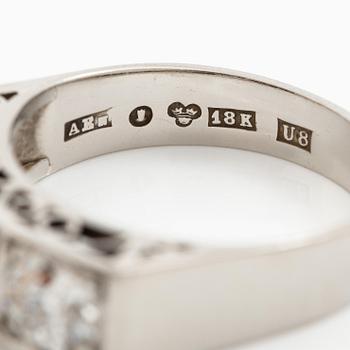 Ring 18K vitguld med en odlad pärla och gammalslipade diamanter.