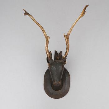 JAKTTROFÉ, målat trä, 1800-tal.