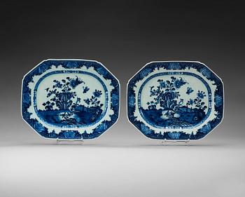 A pair of blue and white serving dishes, Qing dynasty, Qianlong (1736-95).