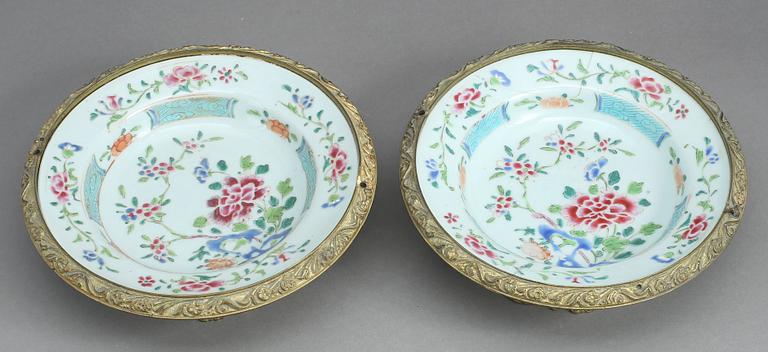 BÄRTALLRIKAR, ett par, porslin infattade i metallmontering. Kina, Qianlong (1736-1795).