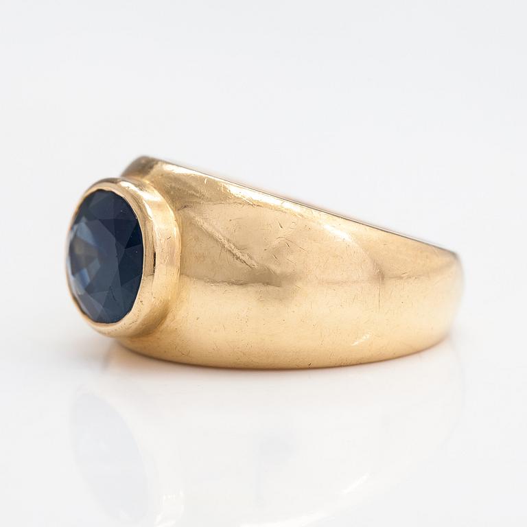 Ring, 18K guld och safir ca 3.0 ct. Med certifikat.
