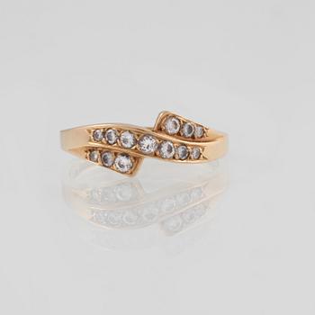 RING, 18K guld med 13 briljantslipade diamanter, 0.27 ct, Ceson, Göteborg, 1984. Vikt 2,6 gram.