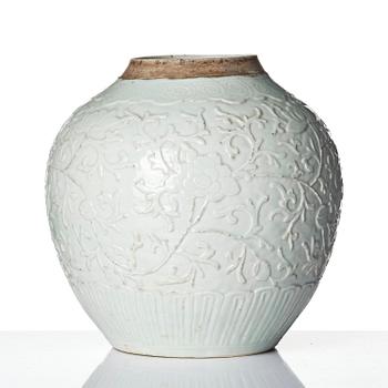 A blanc de chine jar, Qing dynasty, 19th century.