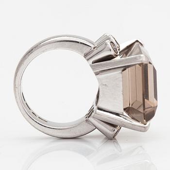 An 18K whitegold ring with an emeraldcut smokey quartz and diamonds approx 0.70 ct in total, Kultala, Helsinki 2008.