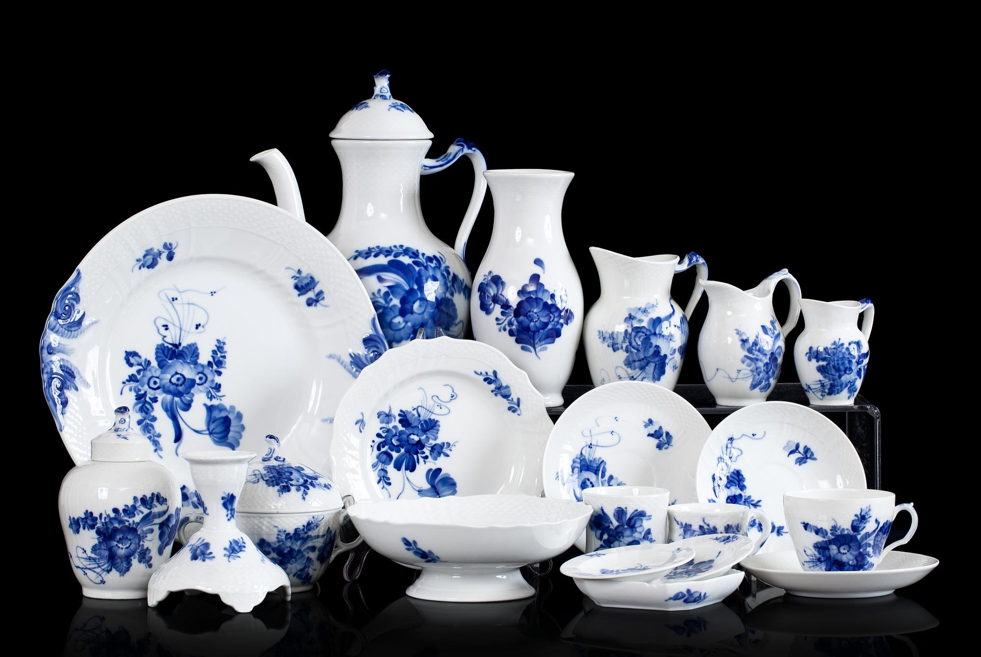 KAFFE- och MOCKASERVIS, 70 delar, porslin, "Blå Blomst", Royal Copenhagen.