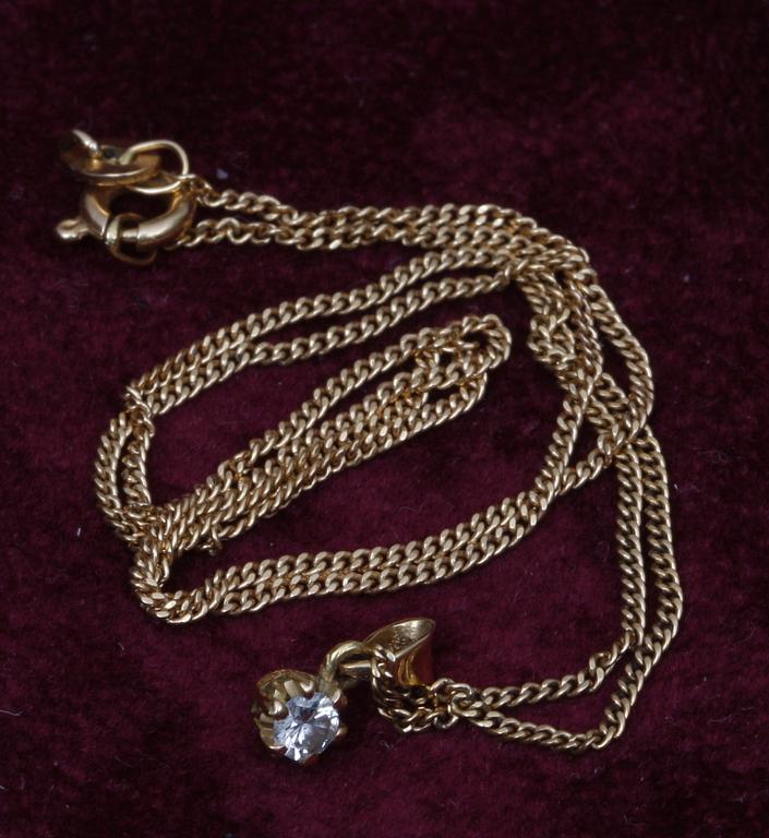 HÄNGSMYCKE. 18k guld med diamant, 0.12 ct enl gravyr.