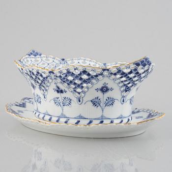 A 'Blue Fluted Full Lace' / 'Musselmalet' porcelain basket / fruit bowl with stand, Royal Copenhagen, post 1923.