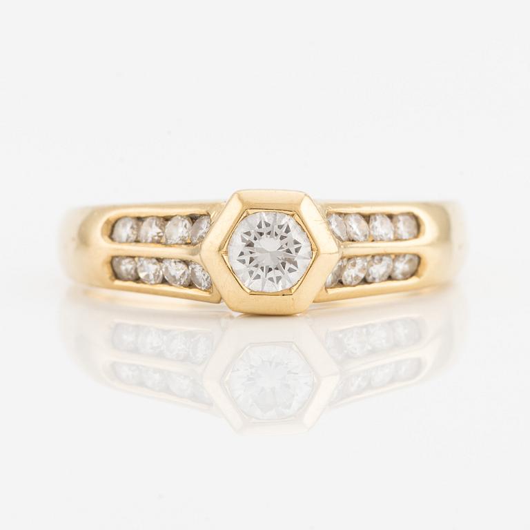 Ring, 18K guld med briljantslipade diamanter, Italien.